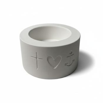 Runder Teelichthalter aus Raysin mit Schriftzug Glaube Liebe Hoffnung als Tischdekoration für religiöse Feste.